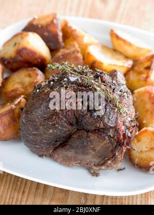 Traditionelles britisches mittagessen am sonntag mit Roastbeef und Bratkartoffeln - Stockfoto