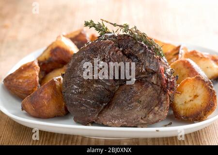 Traditionelles britisches mittagessen am sonntag mit Roastbeef und Bratkartoffeln - Stockfoto