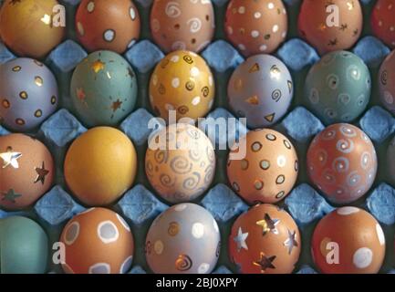 Eiertablett mit bemalten und dekorierten Eiern für ostern - Stockfoto