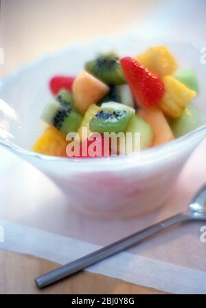 Frischer Obstsalat in weißer Glasschüssel - Stockfoto