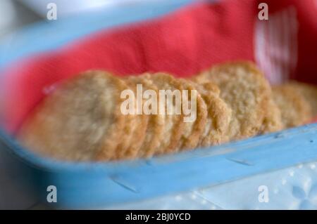 Kekse in wenig dekorierten blauen Korb mit Lendenbaby-Fokus-Effekt - Stockfoto