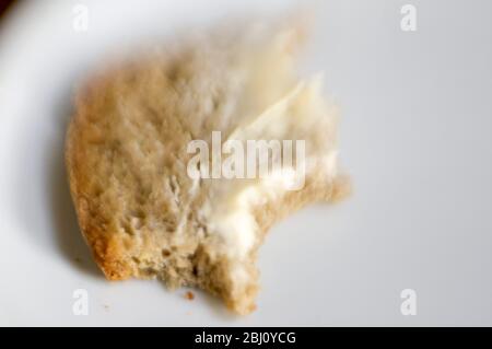 Stück gebuttertes Brot mit Bissen - aufgenommen mit Lenssbaby-Linse für kurze Fokussierung - Stockfoto