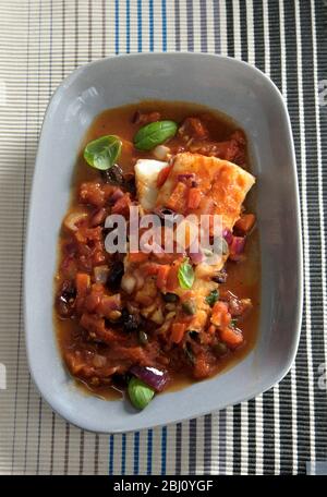 Kabeljau-Steaks mit mediterraner Tomatensoße - Stockfoto