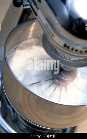 Küchenhelfermischer zum Schneebesen von Eiweiß - Stockfoto