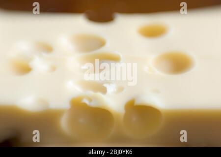 Scheibe Emmentaler Käse mit Linse für kurze Schärfentiefe - Stockfoto