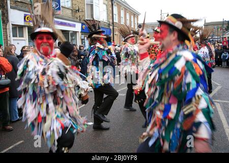 The Red Leicester Morris Dancers, Whittlesey Straw Bear Festival, Whittlesey Town, Cambridgeshire; England, Großbritannien Stockfoto