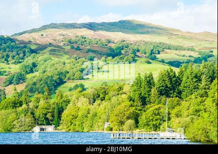 Windermere Boothaus und Jetty Lake District Stockfoto