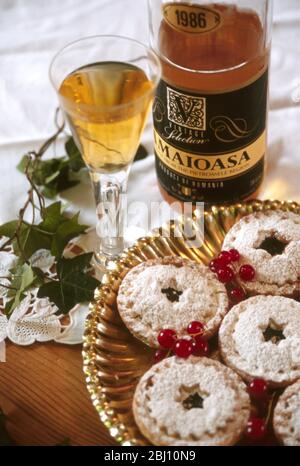 Goldplatte PF weihnachten Mince Pies mit Dessert Wein in Glas und Zweig Efeu - Stockfoto