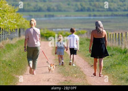 Eine Familie geht einen Spaziergang entlang eines Reitweges im St Aidan's Country Park in Shillington Stockfoto