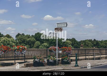 Eine Post-Worboys-Fingerpost mit Richtungsschildern zu den lokalen und touristischen Zielen in Barnes. Ein Fingerpost ist eine traditionelle Art von Zeichen Post uns Stockfoto