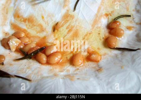 Das Ende der Mahlzeit - Bohnen und gebratene Gemüseauflauf mit Knoblauch und Rosmarin - Stockfoto