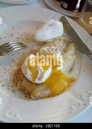 Zwei pochierte Eier auf geräuchertem Schellfisch zum Frühstück im schottischen Hotel - Stockfoto
