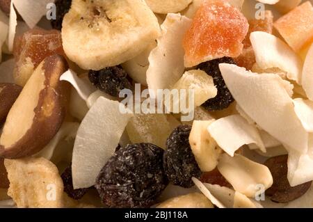 Tropische Trockenfrüchte und Nussmischung - - Stockfoto