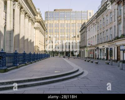 Blick auf die Queen Street vom Royal Exchange Square in der Merchant City, Glasgow, während der britischen Coronavirus-Pandemie und -Sperrung. Stockfoto