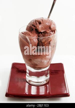 Schokoladeneis in Glas mit Löffel - Stockfoto