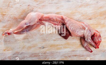 Ganze frische rohe Kaninchen bereit, auf Holzoberfläche gekocht werden. Gesunde Ernährung Stockfoto