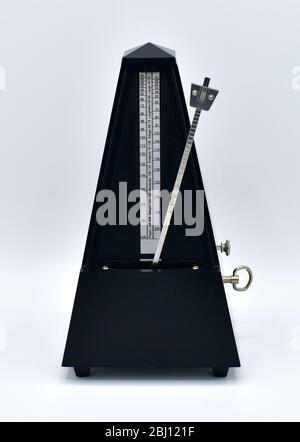 Schwarz Metronom isoliert auf einem weißen Hintergrund. Stockfoto