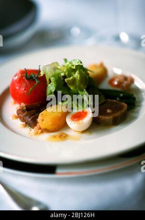 Superior Salat Nicoise mit Elementen separat serviert. - Stockfoto