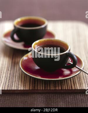 Zwei attraktive moderne Töpferbecher Espresso Kaffee - Stockfoto