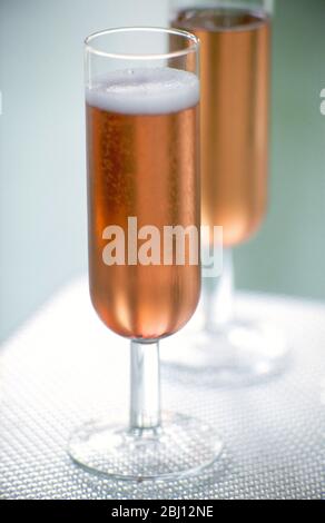 Zwei Flötengläser aus rosa Champagner - Stockfoto