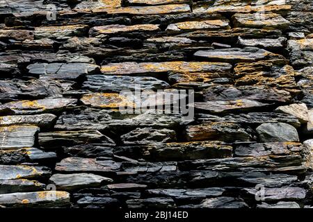 Mauer aus Schiefer Steine, alte Mauerwerk gebaut. Dorf Dartlo Tusheti Region, Georgien. Stockfoto