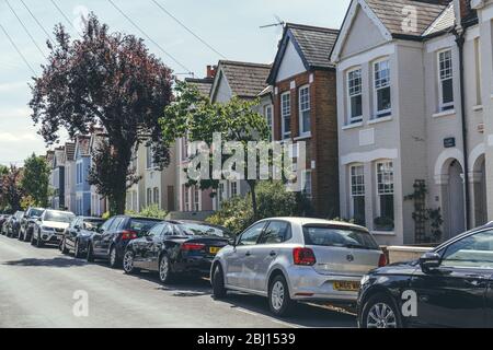 London/UK-1/08/18: Pastellfarbene Reihenhäuser an der White Hart Lane in Barnes. Terrassenhaus ist eine Form von mitteldichten Gehäuse, wobei eine Reihe von an Stockfoto
