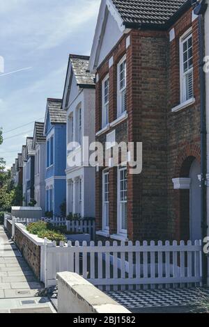 London/UK-1/08/18: Pastellfarbene Reihenhäuser an der White Hart Lane in Barnes. Terrassenhaus ist eine Form von mitteldichten Gehäuse, wobei eine Reihe von an Stockfoto