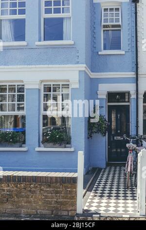 Pastellfarbene Reihenhäuser an der White Hart Lane in Barnes. Terrassenhaus ist eine Form von mitteldichten Wohnraum, die in Europa entstanden, wobei ein Ro Stockfoto