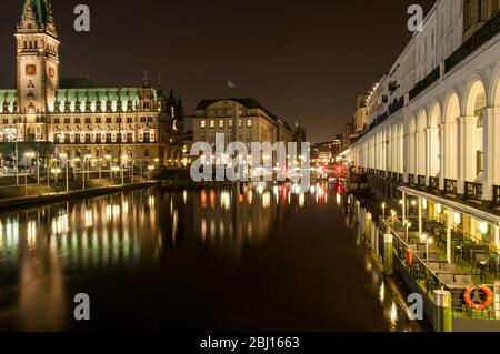 Die kleine Alster, die Alster-Arkaden und das Rathaus in Hamburg bei Nacht Stockfoto