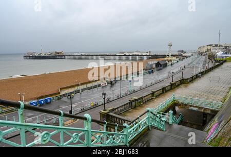 Brighton UK 28. April 2020 - Brighton am Meer und am Strand ist es extrem ruhig, da kaltes, nasses Wetter nach wochenlanger Sonneneinstrahlung während der Sperrbeschränkungen in Großbritannien angekommen ist, während die Pandemiekrise des Coronavirus COVID-19 andauert. Quelle: Simon Dack / Alamy Live News Stockfoto