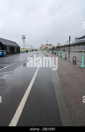 Brighton UK 28. April 2020 - Brighton Seafront ist extrem ruhig, da kaltes nasses Wetter in Großbritannien nach wochenlanger Sonnenschein während der Sperrbeschränkungen angekommen ist, während die Pandemie-Krise des Coronavirus COVID-19 weiter andauert. Quelle: Simon Dack / Alamy Live News Stockfoto