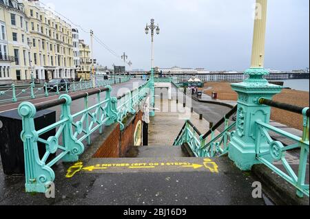 Brighton UK 28. April 2020 - Brighton am Meer und am Strand ist es extrem ruhig, da kaltes, nasses Wetter nach wochenlanger Sonneneinstrahlung während der Sperrbeschränkungen in Großbritannien angekommen ist, während die Pandemiekrise des Coronavirus COVID-19 andauert. Quelle: Simon Dack / Alamy Live News Stockfoto