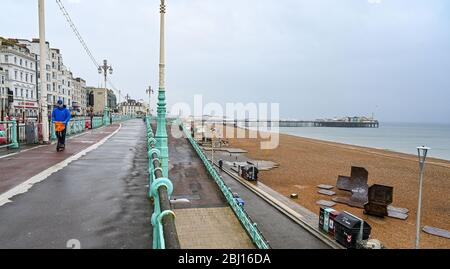 Brighton UK 28. April 2020 - Brighton am Meer und am Strand ist es extrem ruhig, da kaltes, nasses Wetter nach wochenlanger Sonneneinstrahlung während der Sperrbeschränkungen in Großbritannien angekommen ist, während die Pandemiekrise des Coronavirus COVID-19 andauert. Quelle: Simon Dack / Alamy Live News Stockfoto