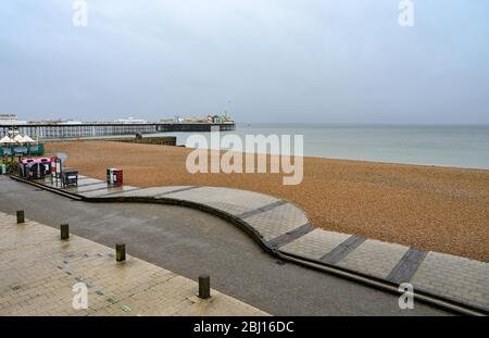 Brighton UK 28. April 2020 - Brighton am Meer und am Strand ist es extrem ruhig, da kaltes, nasses Wetter nach wochenlanger Sonneneinstrahlung während der Sperrbeschränkungen in Großbritannien angekommen ist, während die Pandemiekrise des Coronavirus COVID-19 andauert. Quelle: Simon Dack / Alamy Live News Stockfoto