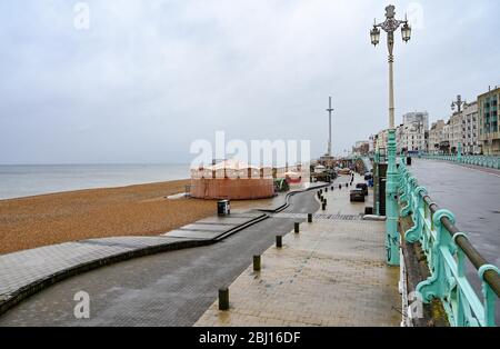 Brighton UK 28. April 2020 - Brighton am Meer und am Strand ist es extrem ruhig, da kaltes, nasses Wetter nach wochenlanger Sonneneinstrahlung während der Sperrbeschränkungen in Großbritannien angekommen ist, während die Pandemiekrise des Coronavirus COVID-19 andauert. Quelle: Simon Dack / Alamy Live News Stockfoto