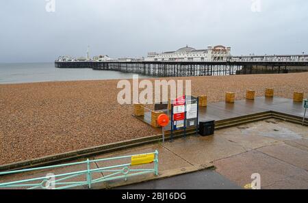 Brighton UK 28. April 2020 - Brighton am Meer und am Strand ist es extrem ruhig, da kaltes, nasses Wetter nach wochenlanger Sonneneinstrahlung während der Sperrbeschränkungen in Großbritannien angekommen ist, während die Pandemiekrise des Coronavirus COVID-19 andauert. Quelle: Simon Dack / Alamy Live News Stockfoto