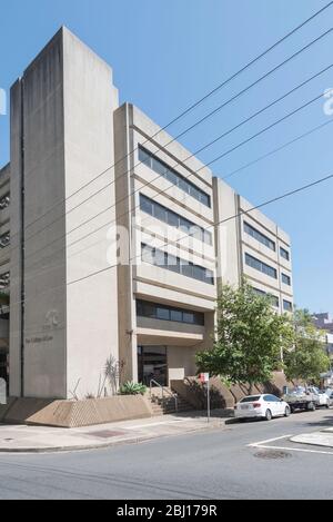 Das 1976 erbaute College of Law Gebäude in Chandos Street, St. Leonards im Norden von Sydney, Australien. Ein gutes Beispiel für die brutalistische Architektur Stockfoto