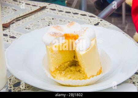 Halbreddo Maus mit Baiser, Pfirsicheis und Aprikosenmarmelade Stockfoto