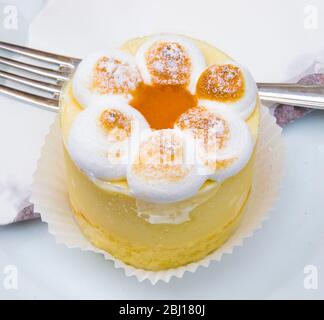 Halbreddo Maus mit Baiser, Pfirsicheis und Aprikosenmarmelade Stockfoto
