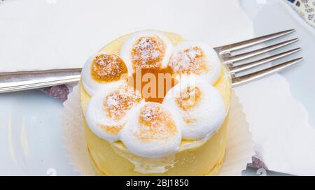 Halbreddo Maus mit Baiser, Pfirsicheis und Aprikosenmarmelade Stockfoto