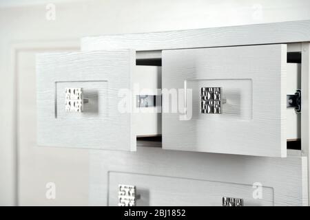 Weiße Holzkiste mit Schublade, Nahaufnahme. Schublade öffnen Stockfoto