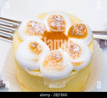 Halbreddo Maus mit Baiser, Pfirsicheis und Aprikosenmarmelade Stockfoto