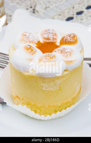 Halbreddo Maus mit Baiser, Pfirsicheis und Aprikosenmarmelade Stockfoto