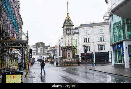 Brighton UK 28. April 2020 - EIN Protokoll zum Schweigen um 11 Uhr in Brighton heute für Schlüsselarbeiter, die während der COVID-19-Pandemiekrise ums Leben gekommen sind. Quelle: Simon Dack / Alamy Live News Stockfoto