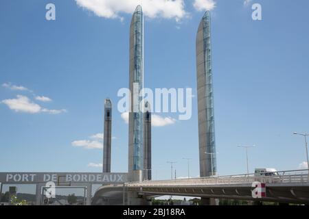 Bordeaux, Nouvelle aquitaine / Frankreich - 06 20 2018 : Moderne und elegante Liftbrücke Europas ist in Bordeaux. Eine architektonische Meisterleistung, die Stockfoto