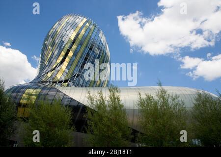 Bordeaux, Nouvelle Aquitaine / France - 06 20 2018 : Cite du Vin bedeutet Weinstadt ist das Weinmuseum, das Bordeaux und der lokalen Weinproduktion gewidmet ist Stockfoto