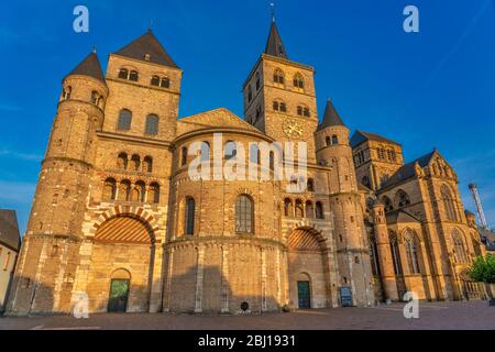 Schöner Sonnenuntergang Blick auf den römisch-katholischen Dom in Trier, der ältesten Bischofskirche Deutschlands Stockfoto