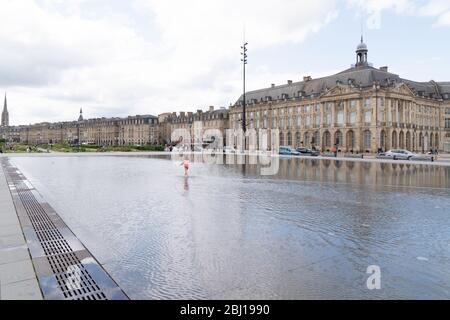 Bordeaux, Gironde / France - 05 26 2019 : Place de la Bourse mit dem Spiegelbrunnen Mirroir d'Eau Stockfoto