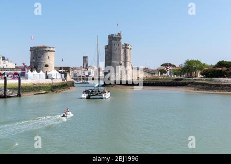 La Rochelle , Aquitaine / Frankreich - 11 19 2019 : Panorama des alten Hafens von La Rochelle Frankreich vom Boot aus Stockfoto