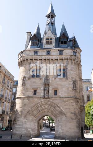 Bordeaux , Aquitaine / France - 12 04 2019 : Porte Cailhau berühmte mittelalterliche Tor im Zentrum der antiken Stadt Bordeaux frankreich Stockfoto